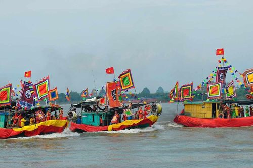 Vạn người đổ về xem lễ diễn xướng hội quân trên sông duy nhất ở Việt Nam