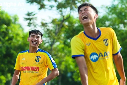 Các cầu thủ U21 SLNA hứng khởi trước trận chung kết U21 Quốc gia 2023