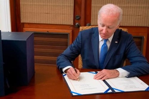 Mỹ thông qua dự luật ngân sách, không có khoản viện trợ cho Ukraine