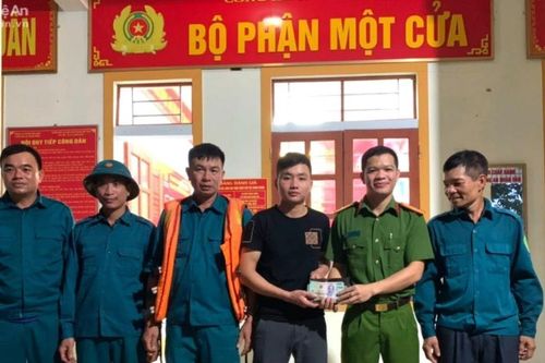 Nhặt được ví tiền có hơn 12 triệu đồng khi tìm kiếm người bị nước cuốn trôi