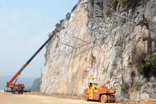 Chủ đầu tư lên tiếng lo ngại đá rơi đường gom Cao tốc Mai Sơn-QL45