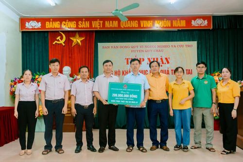 Tình người cán bộ áo hồng đến với những điểm lũ miền Trung