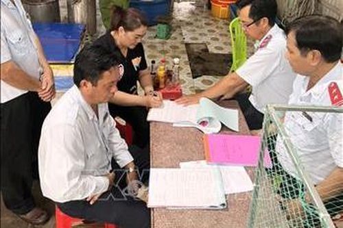 Bạc Liêu: Bắt quả tang một cơ sở bơm tạp chất vào tôm