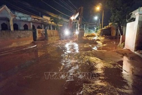 Bình Thuận: Phong tỏa một phần tuyến đường để khắc phục sự cố cát đỏ tràn xuống do mưa lớn