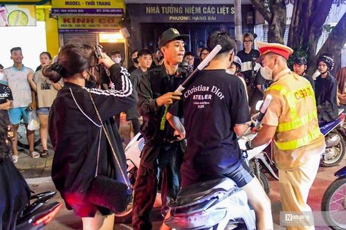 Nhiều thanh niên lạng lách, tăng ga vào tổ 141 nhằm 'thông chốt'