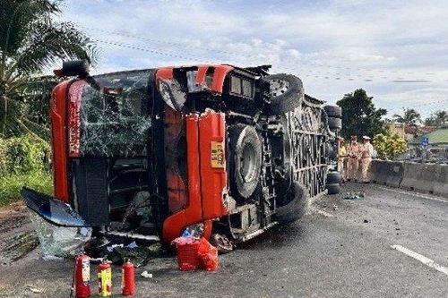 Xe khách giường nằm lật nghiêng, hành khách hoảng loạn tháo chạy