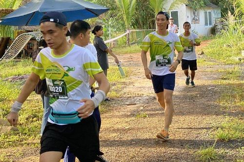 Gần 500 người tham gia chạy marathon và leo núi vì một môi trường xanh