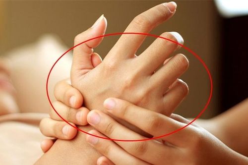 4 bộ phận trên cơ thể to ra, 2 chỗ ngày càng bé đi là dấu hiệu ung thư giai đoạn cuối: Đi khám càng sớm, cơ hội điều trị khỏi càng cao