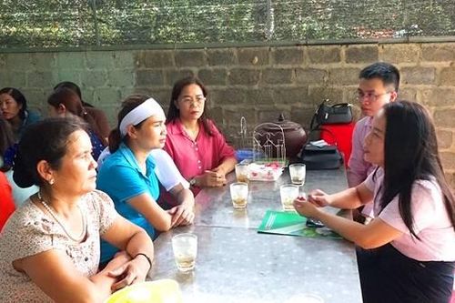 Tình người cán bộ áo hồng giữa mưa lũ