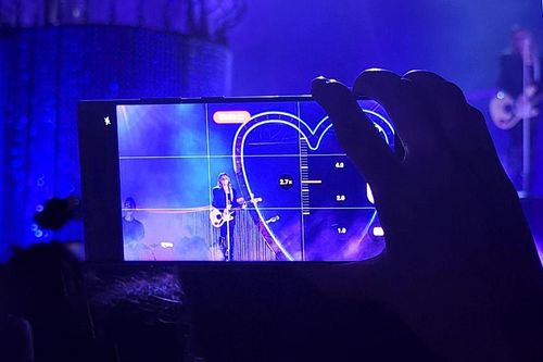 Chiếc smartphone bạn 'không thể thiếu' khi đi đu idol