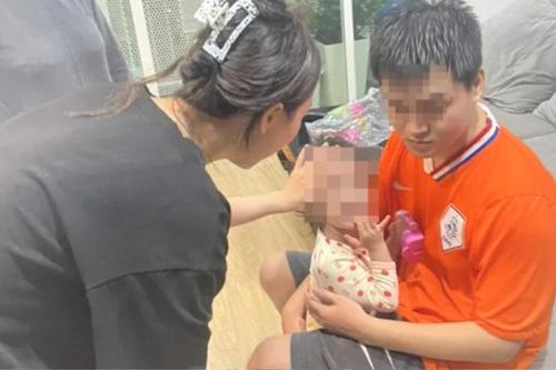 Cảnh sát đu dây cứu cháu bé 2 tuổi mắc kẹt trong căn hộ ở tầng 16 chung cư