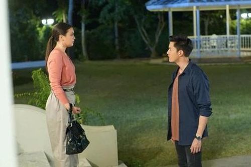 Sửng sốt khi thấy người yêu cũ bước xuống từ chiếc xe ô tô đắt tiền