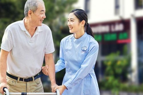 Điều dưỡng viên chăm sóc người già: Thiếu trầm trọng do vất vả, thu nhập thấp