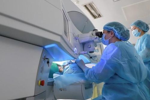 Ngã xe đạp điện, người đàn ông bị rơi thủy tinh thể