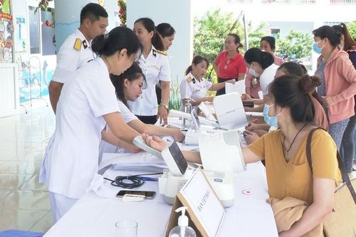 Hơn 600 phụ nữ là thân nhân của cán bộ, chiến sĩ hải quân được khám sức khỏe sinh sản