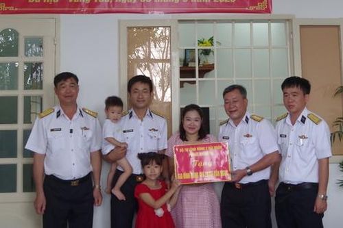 Trao tặng 'Nhà đồng đội' cho quân nhân có hoàn cảnh khó khăn