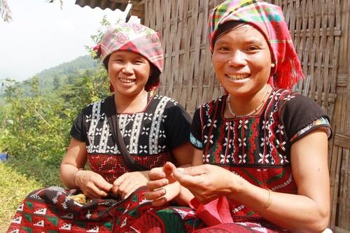Gỡ khó cho phụ nữ dân tộc trong việc duy trì, phát triển sản phẩm truyền thống