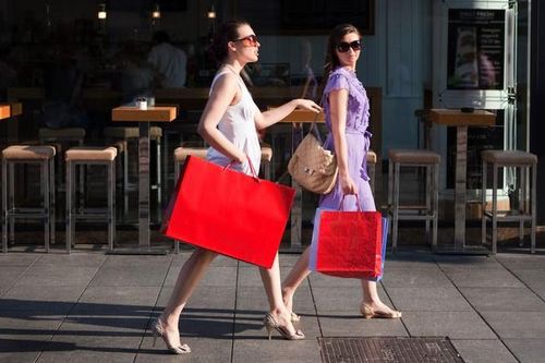 Áp lực kinh tế, giới trẻ Singapore dựa vào 'toán kiểu con gái' để vừa tiêu tiền thả phanh, vừa né tránh thực tại