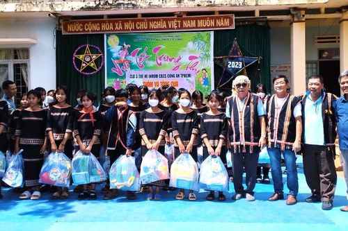 Tặng 1 tấn gạo và hơn 560 suất quà cho học sinh, người nghèo huyện Chư Sê, Mang Yang