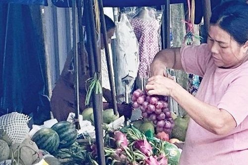 Người dân thắt chặt chi tiêu