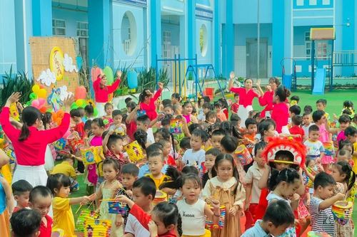 Ban Từ thiện xã hội H.Bình Chánh, tu viện Kim Cang tặng 30.500 suất quà, lồng đèn cho thiếu nhi