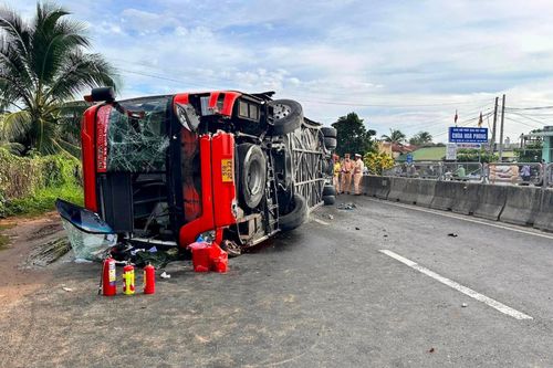 Xe khách đâm vào dải phân cách rồi lật ngang trên Quốc lộ 1A