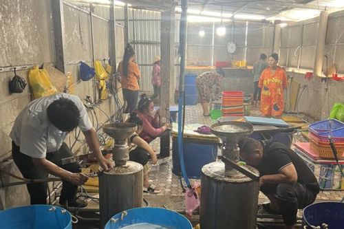 Bắt quả tang cơ sở bơm tạp chất vào tôm nguyên liệu