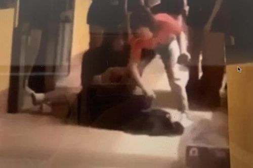 Điều chuyển giáo viên chủ nhiệm trong clip nữ sinh quỳ khóc ở cửa lớp