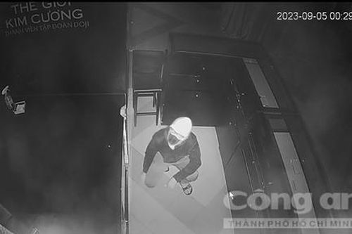 TPHCM: Bắt 'siêu đạo chích' dùng chiêu 'tàng hình' trộm vàng tại trung tâm thương mại