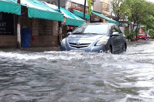 Cách lái xe ô tô đi qua vùng ngập nước an toàn, không chết máy