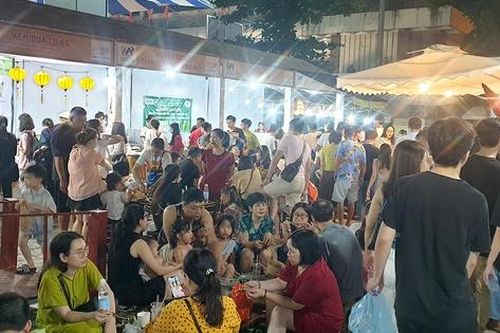 Chen chân mua đồ ăn tại Không gian giới thiệu ẩm thực Hà Nội 2023