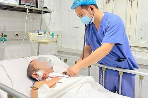 Bị ngã từ độ cao 5m, người đàn ông phải đi cấp cứu vì ngực biến dạng