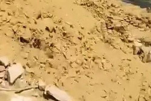 Giữa trời nắng to lũ ống xuất hiện kéo theo hàng nghìn tấn đất đá ở Nghệ An