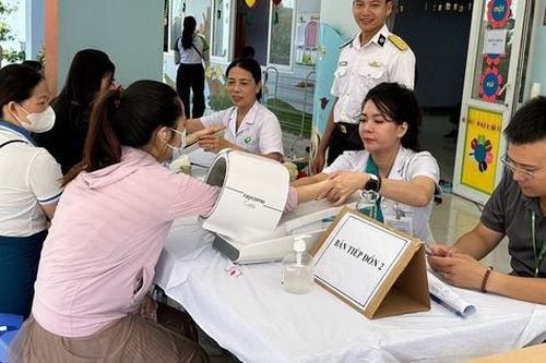 600 thân nhân chiến sĩ Hải quân vùng 4 được chăm sóc sức khỏe