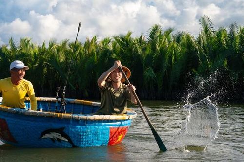 Eric Nam rung động trước vẻ đẹp của Hội An, ngồi thuyền thúng cực hài hước