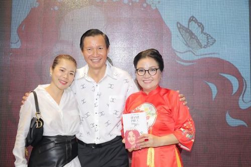 Nghệ sĩ Việt chúc mừng đạo diễn Vũ Thành Vinh ra mắt sách 'Hạnh phúc từng giây'