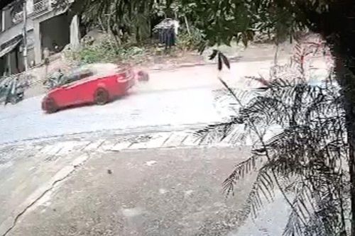 Ô tô đâm văng xe máy, 2 mẹ con thương vong