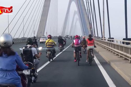 Bất chấp biển cấm, ngang nhiên đi xe đạp trên cầu Nhật Tân