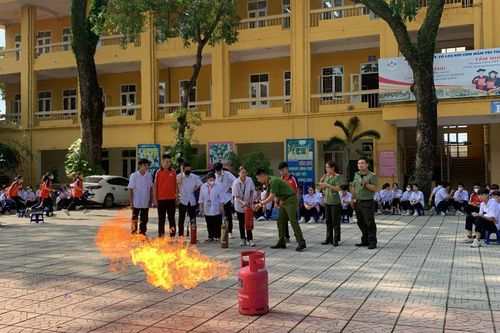 Hơn 2.100 thày và trò được thực hành và trang bị kiến thức phòng cháy, an toàn giao thông