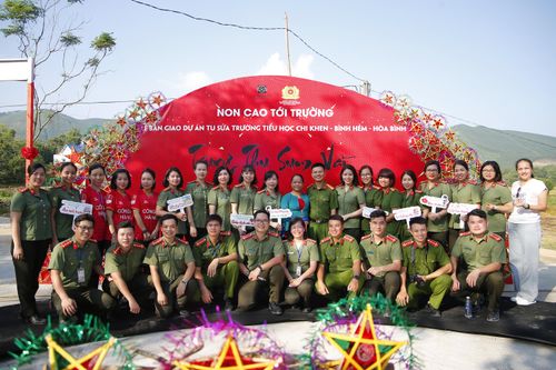 Công an Hà Nội với hành trình tiếp bước đến trường cho trẻ em vùng cao Bình Hẻm