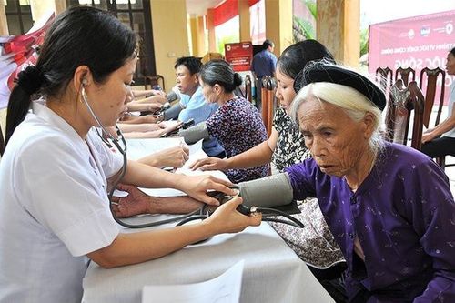 Chăm lo sức khỏe cho người cao tuổi