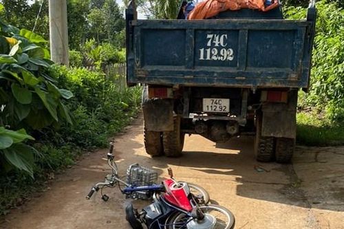 Quảng Trị: Hai chị em ruột gặp tai nạn trên đường đi học