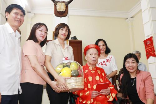 Lãnh đạo Thành phố thăm hỏi người cao tuổi phường Phố Huế, quận Hai Bà Trưng