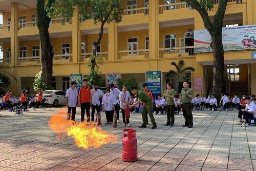 Đông Anh: Tập huấn an toàn phòng cháy, chữa cháy cho giáo viên, học sinh