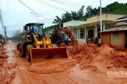 Khắc phục tình trạng sạt lở cát tràn vào nhà dân và gây ách tắc giao thông