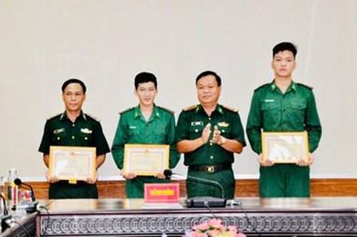 Khen thưởng cán bộ, chiến sĩ 'nhặt được của rơi, trả người đánh mất'