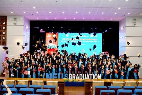 Quản lí tài chính người học không dùng tiền mặt: Lợi cả đôi đường