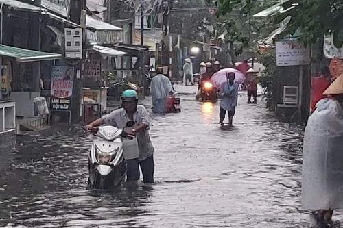 Mưa lớn kết hợp triều cường khiến nhiều tuyến đường ở Cà Mau chìm trong nước