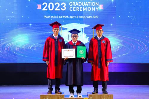 Từ học sinh chuyên Văn đến thủ khoa song ngành