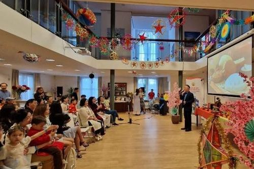 Chương trình Tết Trung Thu đầy ý nghĩa, đậm đà văn hóa dân tộc của thiếu nhi người Việt tại Hà Lan